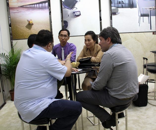 圖9、與客商細(xì)心洽談.jpg