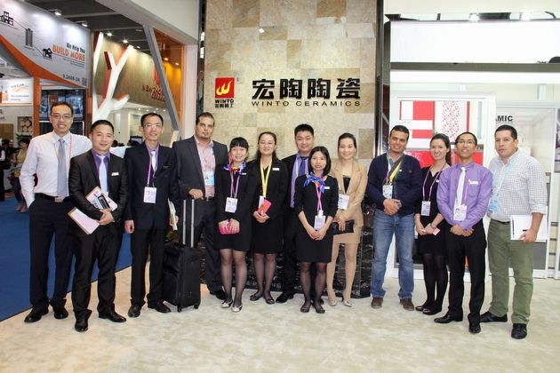圖12、宏陶陶瓷出口部銷售精英與海外客商合影.jpg