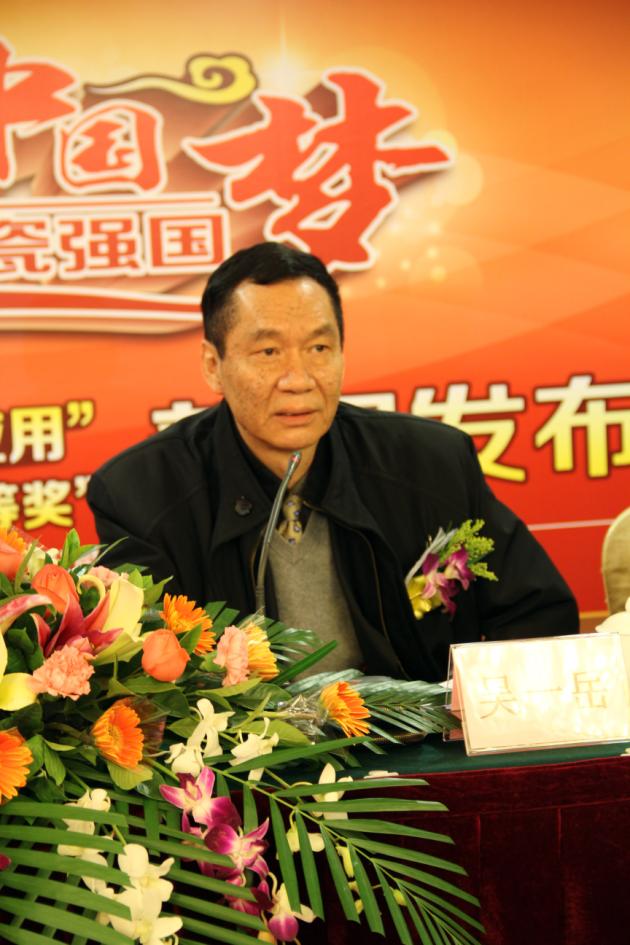 圖3、中國建材聯(lián)合會副會長、廣東建材協(xié)會會長吳一岳盛贊宏陶公司的科技創(chuàng)新