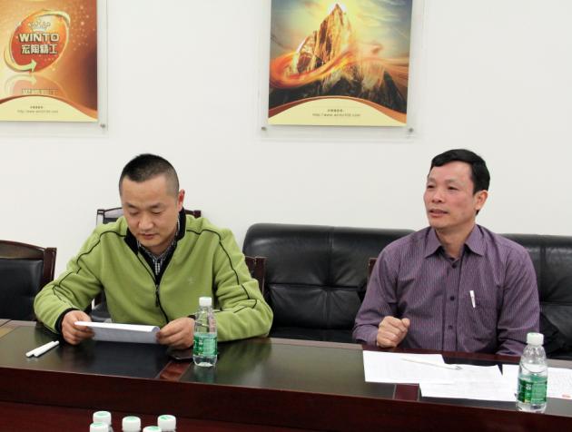 圖7、宏陶市場總監(jiān)霍達炎（右一）介紹五屆活動評比的概況及本屆的亮點