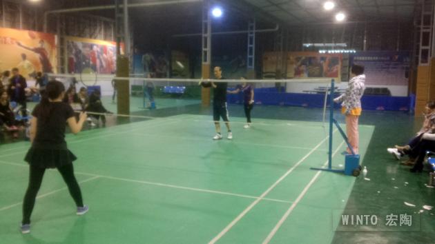 男女羽毛球混打中，企業(yè)副總歐家瑞親自比賽，正在開球-瓷磚一線品牌宏陶陶瓷
