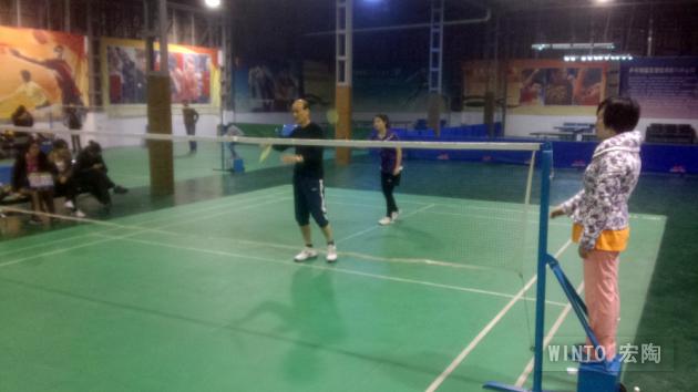 圖2、前為企業(yè)副總歐家瑞，后為平面部設(shè)計(jì)師盧婉貞-瓷磚一線品牌宏陶陶瓷