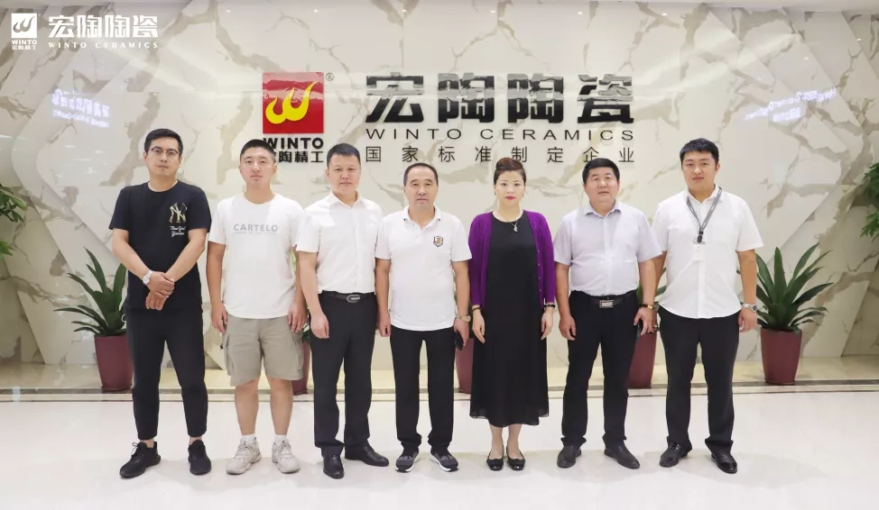 宏陶瓷磚和地磚領導拍照留念