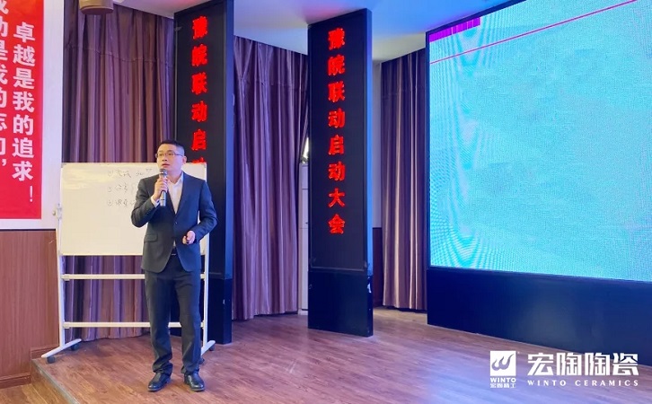 陶瓷品牌宏陶銷(xiāo)售副總經(jīng)理曹俊現(xiàn)場(chǎng)授課 陶瓷品牌宏陶銷(xiāo)售副總經(jīng)理曹俊現(xiàn)場(chǎng)授課