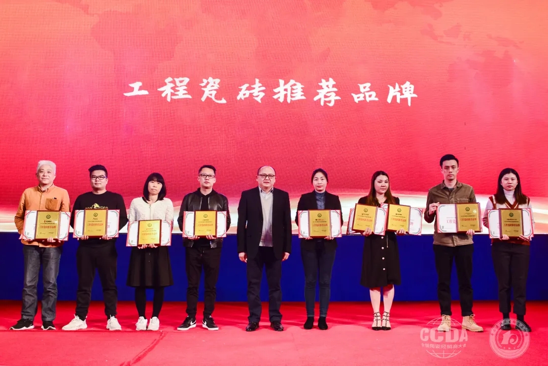 宏陶代表（左一）上臺領獎