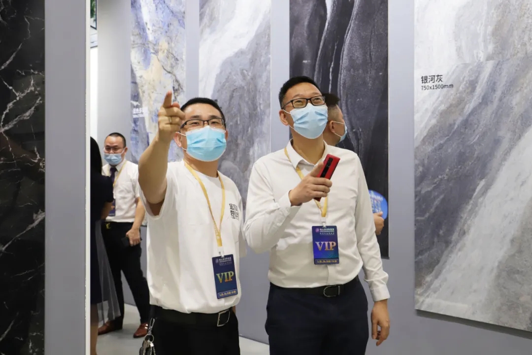 集團董事長梁桐燦、集團領導及宏陶陶瓷高層等打卡“宏陶夢工場”圖