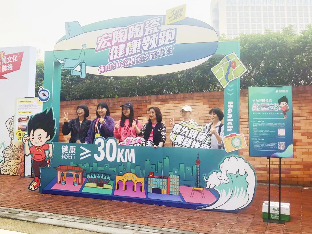 宏陶瓷磚地磚現(xiàn)場(chǎng)人員圖